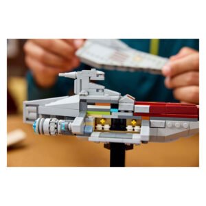 LEGO Acclamator-class ruimteschip met zichtbaar interieur en kleurrijke bouwstenen