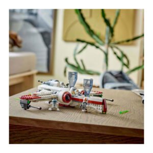 Voltooide LEGO Star Wars X-Wing met figuurtjes op houten tafel