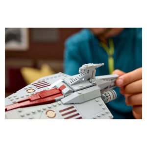 LEGO Acclamator-class ruimteschip met zichtbaar interieur en kleurrijke bouwstenen