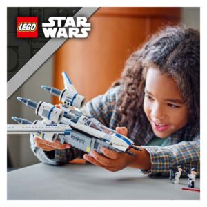 Kind speelt enthousiast met LEGO Star Wars U-Wing ruimteschip