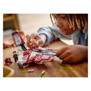Kind speelt met LEGO Star Wars ruimteschip en minifiguren aan houten tafel