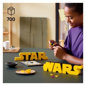 Volwassene bouwt LEGO Star Wars logo als creatief project
