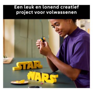 LEGO Star Wars logo met verborgen minifiguur in constructie