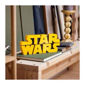 LEGO Star Wars logo displaymodel op een houten plank in interieur