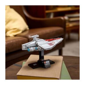 LEGO Star Wars ruimteschip tentoongesteld op boeken in een woonkamer
