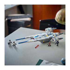 LEGO Star Wars Rebel U-Wing met minifiguren op een bureau