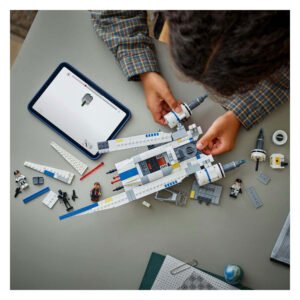 LEGO U-Wing Starfighter in aanbouw met tablet instructies