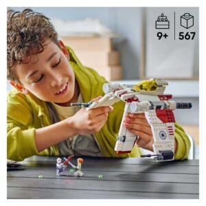 Jongen speelt met LEGO Star Wars ruimteschip en minifiguren op tafel