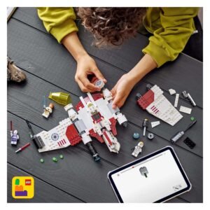 Kind bouwt LEGO Star Wars V-19 Torrent ruimteschip met tablet