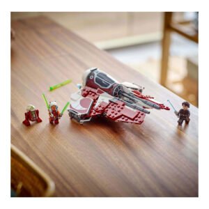 Voltooide LEGO Star Wars ruimteschip met minifiguren op tafel