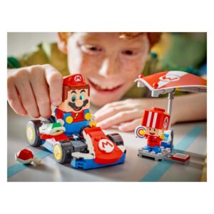 LEGO Mario in kart met lachend kind op achtergrond