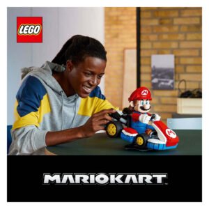 Jongen geniet van bouwen met LEGO Super Mario Kart set