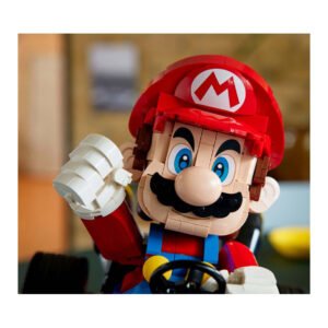 Close-up van LEGO Mario in rode kart met opgeheven arm