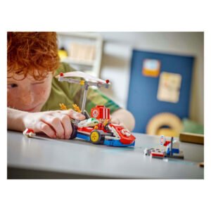 Jongen duwt LEGO Super Mario kart met Toad-figuur