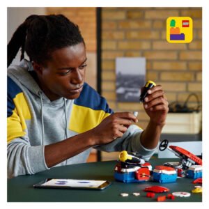 Jongen geniet van bouwen met LEGO Super Mario Kart set