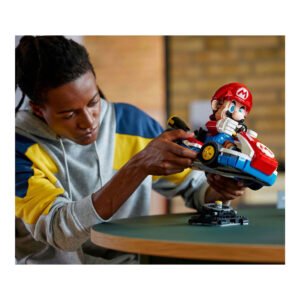Jongen test LEGO Super Mario Kart op een display standaard
