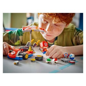 Kind speelt met LEGO Super Mario kart en Toad figuur