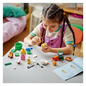 Kind speelt met LEGO Super Mario Princess Peach en bouwonderdelen aan een tafel