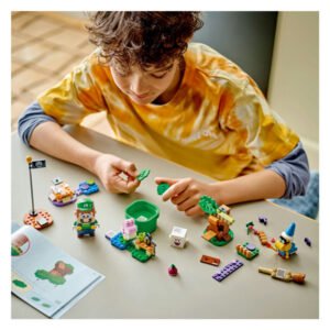 Kind bouwt LEGO Super Mario Luigi avonturenset met verschillende figuren