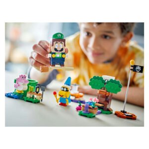 Kind houdt LEGO Luigi omhoog tussen kleurrijke bouwstenen