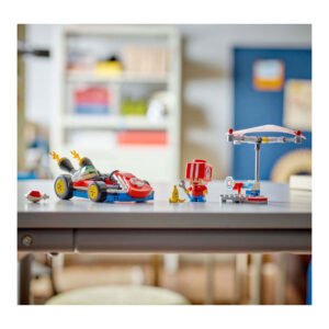 LEGO Super Mario kart set met Toad en accessoires op een tafel