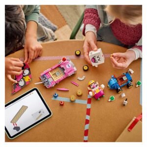Kinderen bouwen met LEGO Super Mario Wario en King Boo set aan tafel