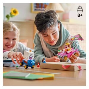 Kinderen spelen met LEGO Super Mario Wario en King Boo voertuigen