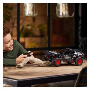 Jongen bestuurt LEGO Technic Audi RS Q e-tron met smartphone