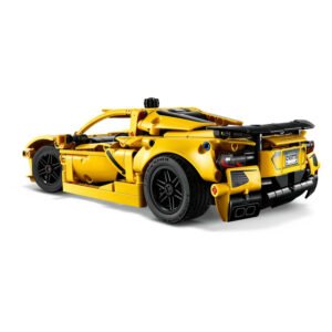 Gedetailleerd achteraanzicht van gele LEGO Chevrolet Corvette sportauto