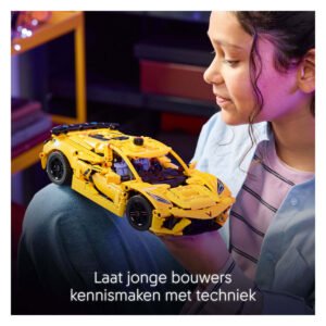 Meisje toont trots haar gebouwde gele LEGO Technic Corvette