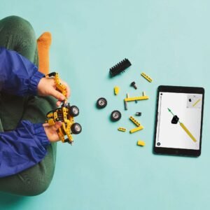 LEGO Technic graaflaadmachine in aanbouw met onderdelen en tablet instructies