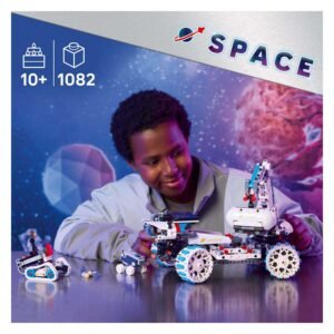 Kind speelt met LEGO Technic Lunar Outpost set onder sterrenhemel decor