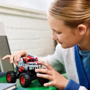 Kind speelt met LEGO Technic ThunderROARus monstertruck