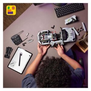 Persoon bouwt LEGO Technic Lamborghini met digitale instructies op tablet