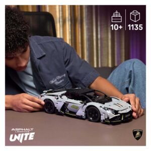 Kind speelt met LEGO Technic Lamborghini Sián modelauto