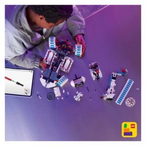 Kind bouwt LEGO Technic Lunar Outpost maanrover met tablet instructies