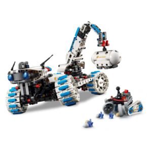 LEGO Technic maanvoertuig met grijparm en mini-rover op witte achtergrond