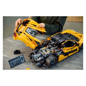 Achterkant LEGO Technic McLaren P1 wordt gemonteerd