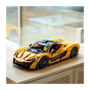Bovenaanzicht van LEGO Technic McLaren P1 op houten meubel