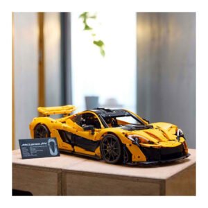 LEGO Technic McLaren P1 model met informatiekaart op houten tafel