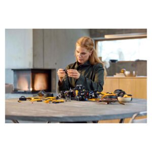 Vrouw bouwt LEGO Technic McLaren P1 aan eettafel
