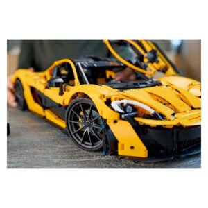 Zijaanzicht van LEGO Technic McLaren P1 met open deur