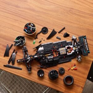 LEGO onderdelen en halve Mercedes F1 W14 bouw op houten tafel