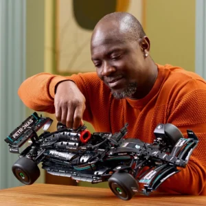 Man toont LEGO Technic Mercedes F1 W14 model met trots