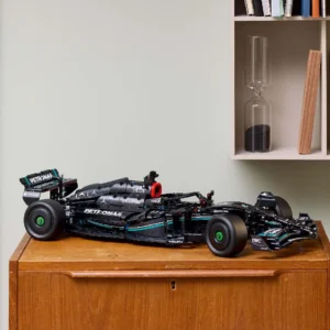LEGO Technic Mercedes F1 W14 model op houten kast