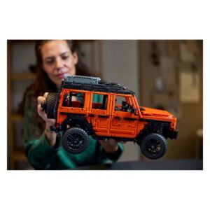 Vrouw toont voltooide LEGO Technic Mercedes-Benz G 500 model
