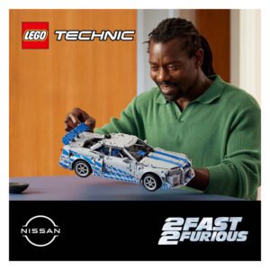 Man bouwt enthousiast de LEGO Technic Nissan Skyline GT-R uit Fast & Furious