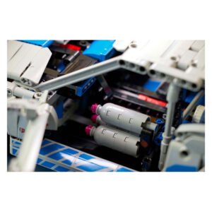 Detail van de motorruimte van de LEGO Technic Nissan Skyline GT-R met nitroflessen