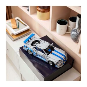 LEGO Technic Nissan Skyline GT-R tentoongesteld op zwarte doos in modern interieur
