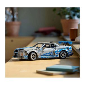 LEGO Technic Nissan Skyline GT-R op een houten tafel in daglicht